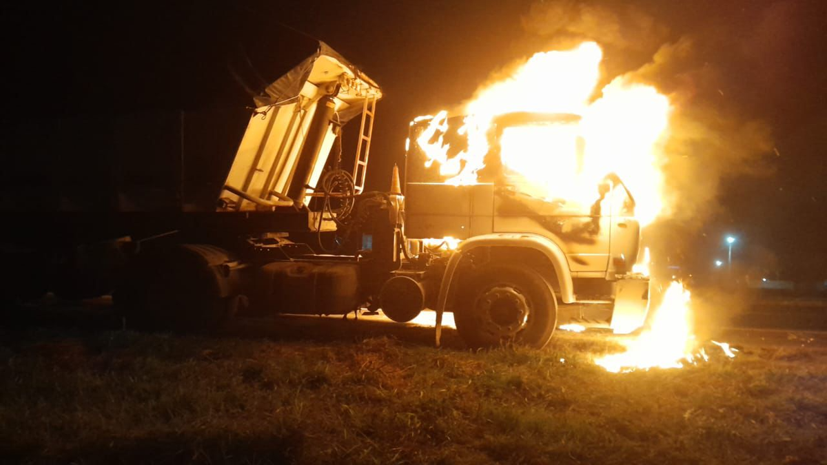Un camión se incendió por completo en la autopista Rosario-Buenos Aires